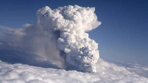 w-iceland-volcano-RTR2CT8H
