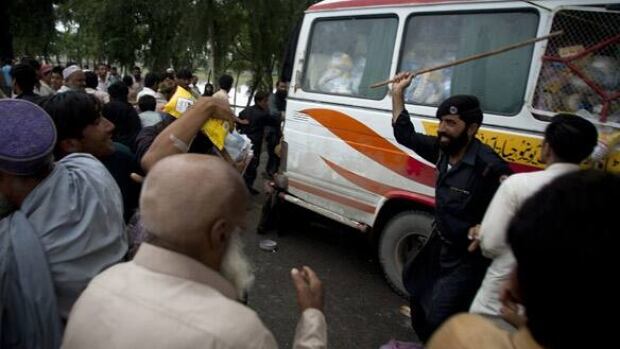 w-pakistan-protest-cp-91755