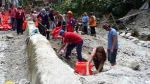 edm-100130-peru-dike-work