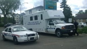 edm-100606-stabbing-huncar