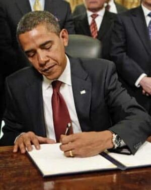 obamasigns-cp-6130484
