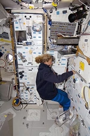 tech-090719-julie-payette-on-endeavour