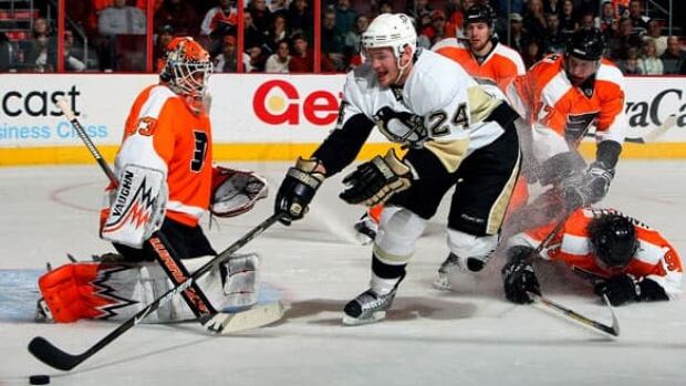 penguins-flyers-090113