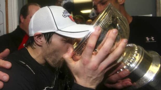 datsyuk-cup-get-090604-584