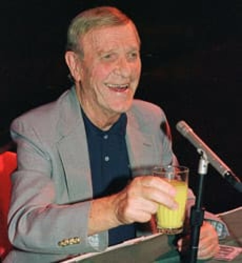 Country singer Eddy Arnold dies at 89 CBC News