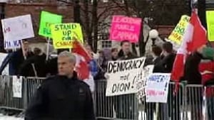 ot-081204-anti-coalition-protesters-rideau-hall
