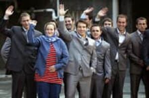 british-host-waving_cp_124544