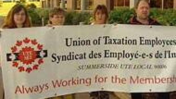 Tax centre workers hoping to meet MacKay | CBC News