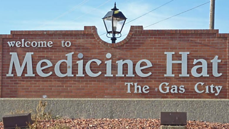 The welcome sign for the city of Medicine Hat.