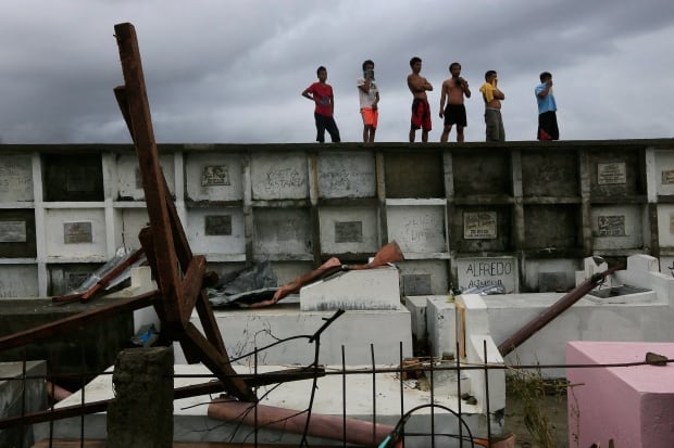 typhoon-haiyan-philippines-bodies