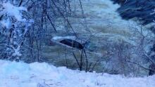 Car slides into Gatineau River