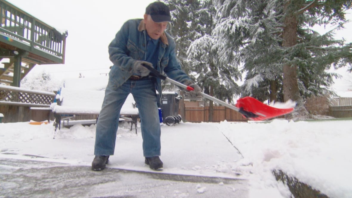 102yearold man shovels snow in New Westminster British Columbia