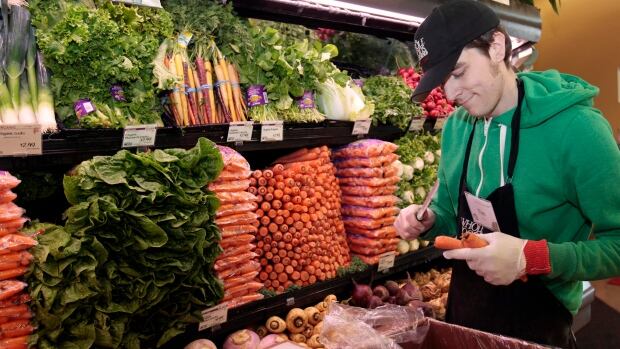 Amazon Finalizes Whole Foods Takeover Promises Lower Prices Starting 