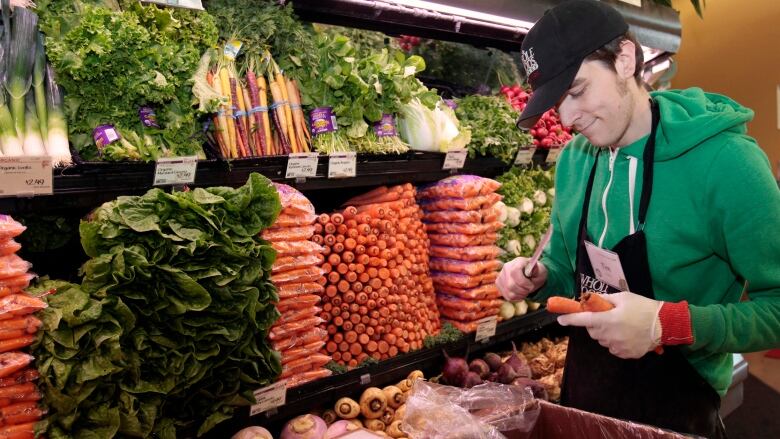 Amazon Finalizes Whole Foods Takeover Promises Lower Prices Starting 