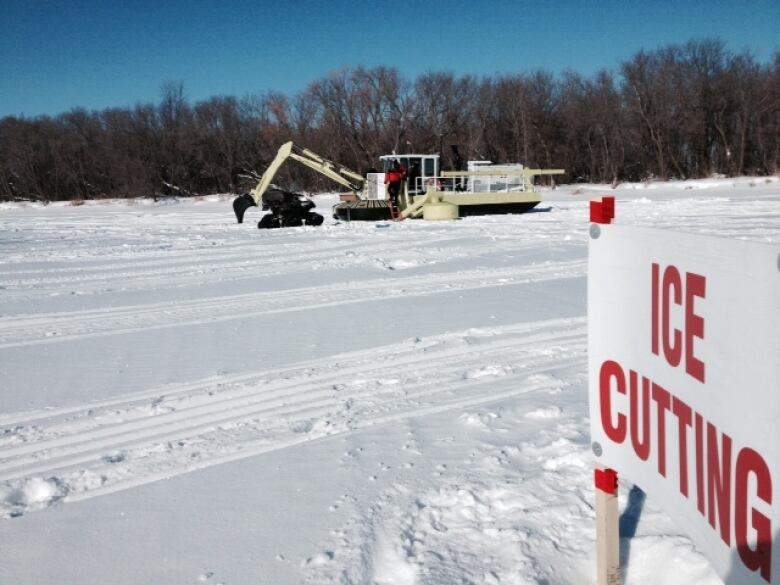 Ice quake opens massive crack underneath pair of ice fishers in Manitoba