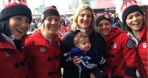 Quinnlyn meets women's hockey team