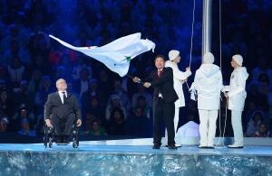 Sir Philip Craven hands flag to Lee Seok-rae