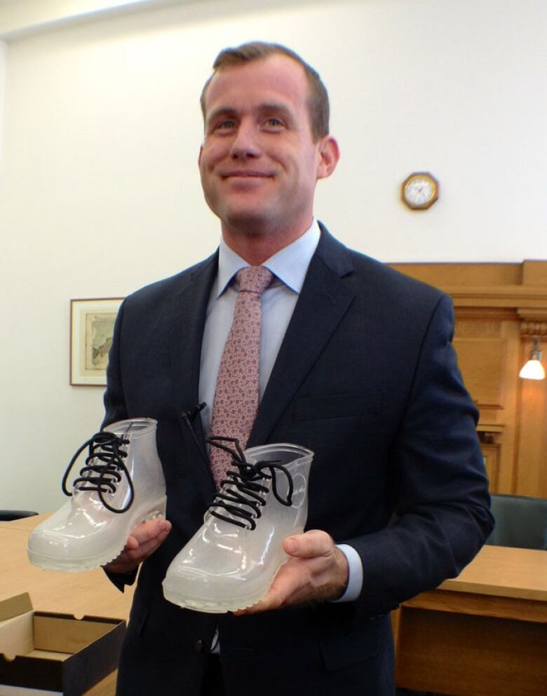 Saskatchewan finance minister wearing tight shoes for tight budget