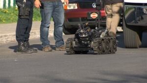 Bomb-defusing robot
