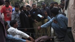 Pakistan courthouse stoning