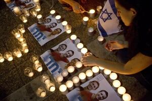 Israel teen mourning candlelight vigil