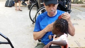 Haitian girl receives first prototype of a prosthetic hand made by a 3D printer