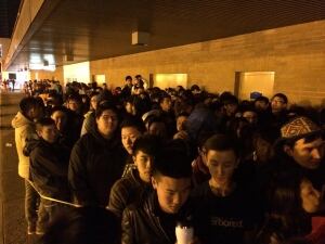 Metrotown mall iphone line-up
