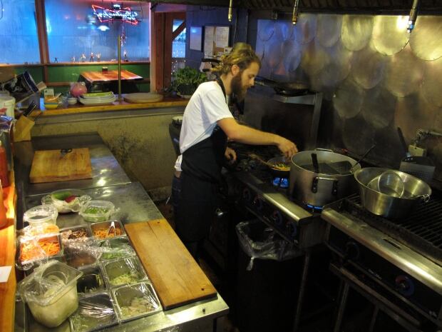 Open restaurant kitchens can improve meal quality - Business - CBC News