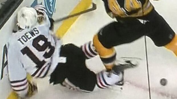 Blackhawks’ Jonathan Toews leaves game after hit from