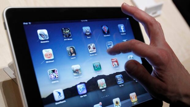 A Victoria widow is outraged over Apple's demand that she obtain a court order to retrieve her dead husband's password so she can play games on an iPad.