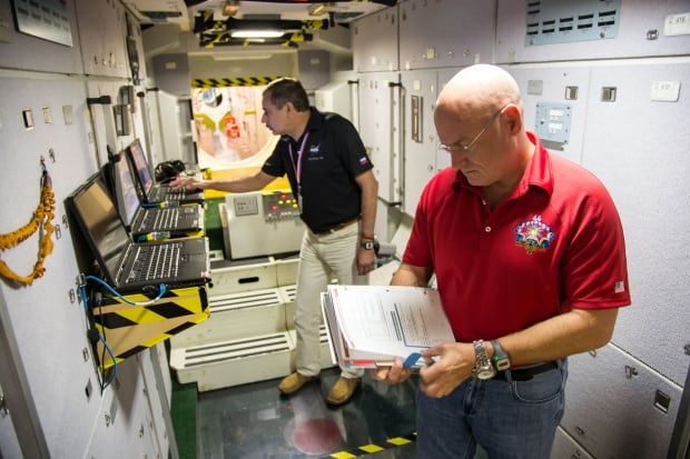 Kelly and Kornienko prepare for ISS