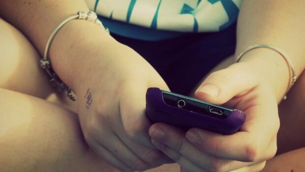 sexting-teen-cellphone