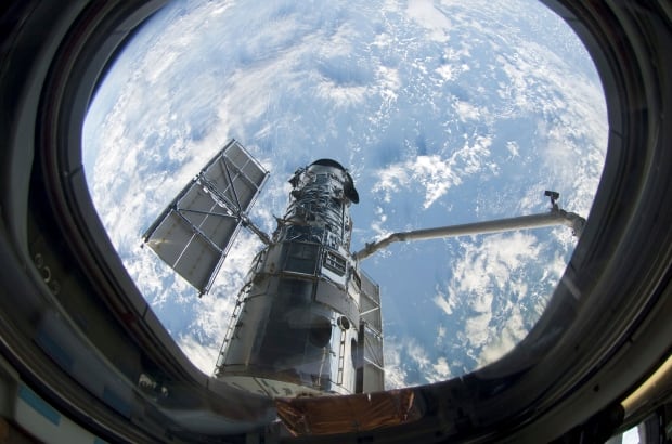 Hubble May 13 2009 space shuttle Atlantis grapple