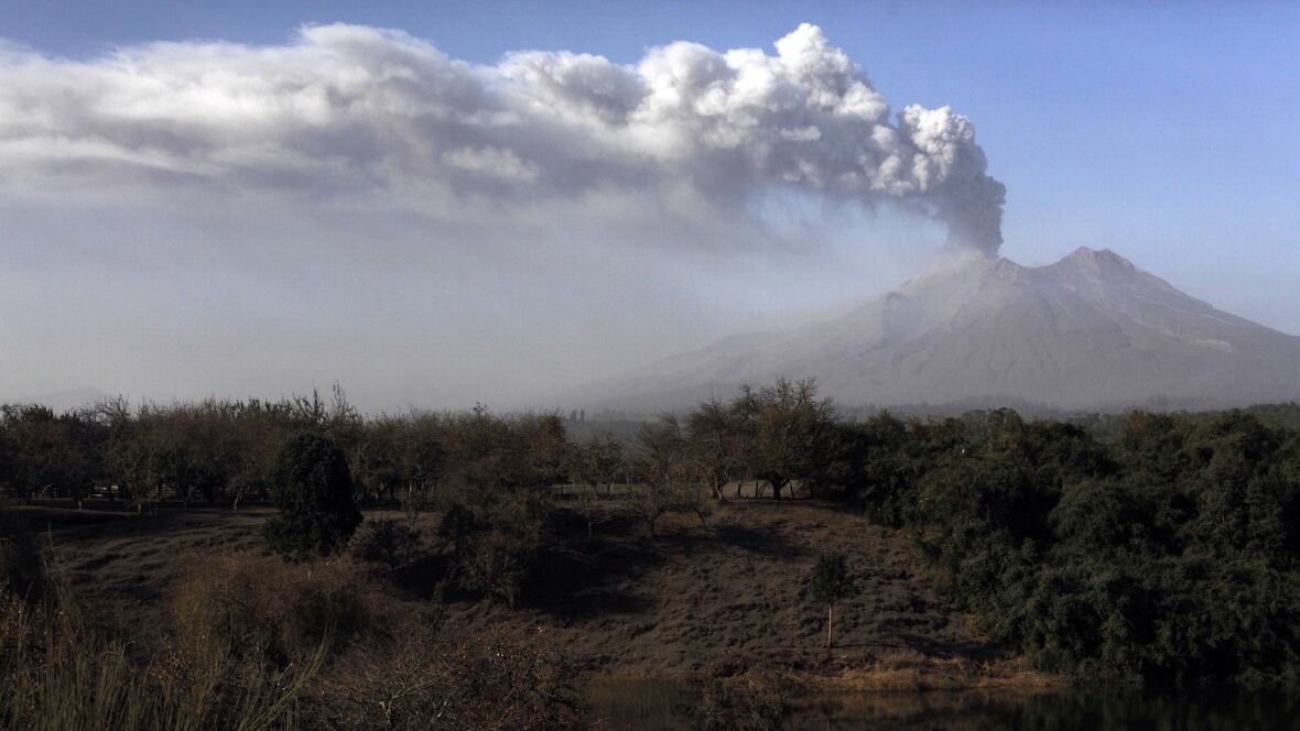 Volcanic mudflows threaten residents near active Calbuco volcano in Chile World CBC News