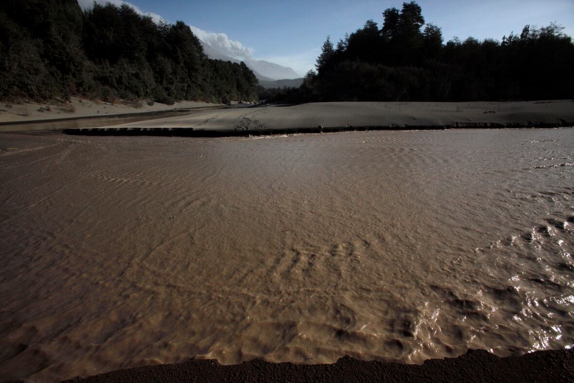 Volcanic mudflows threaten residents near active Calbuco volcano in Chile CBC News