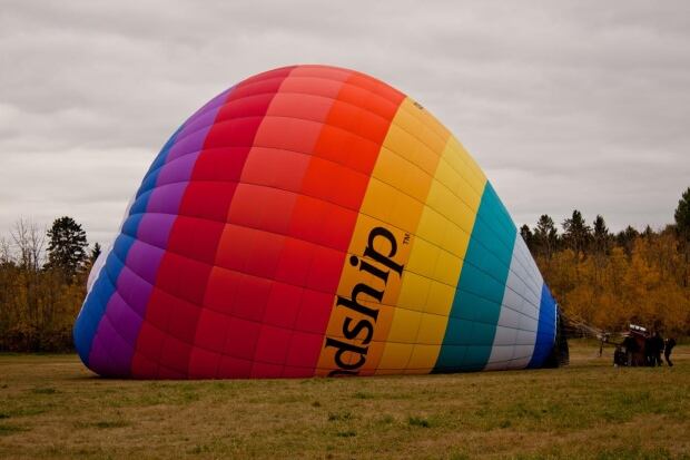 Dudley Hanks Blowing up Balloon