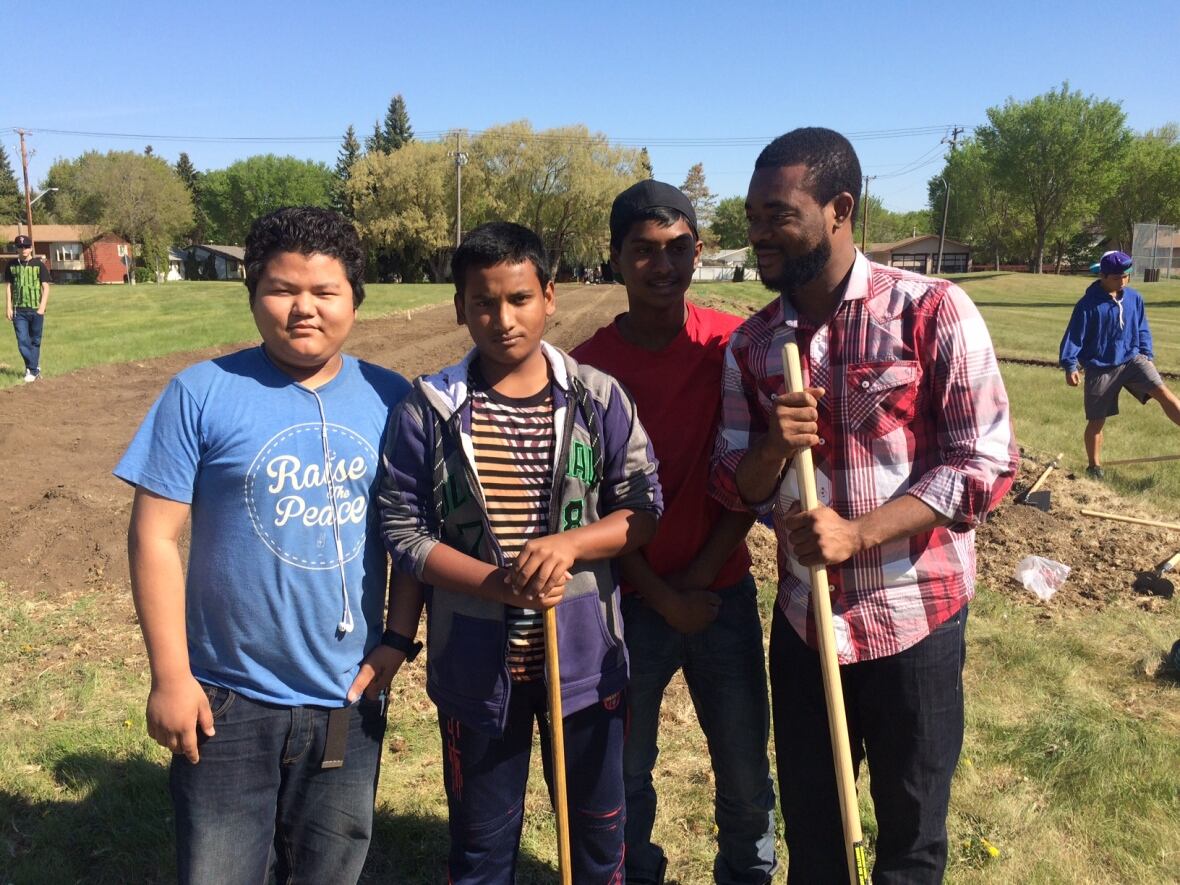 Aboriginal, immigrant students plant Saskatoon community garden CBC News