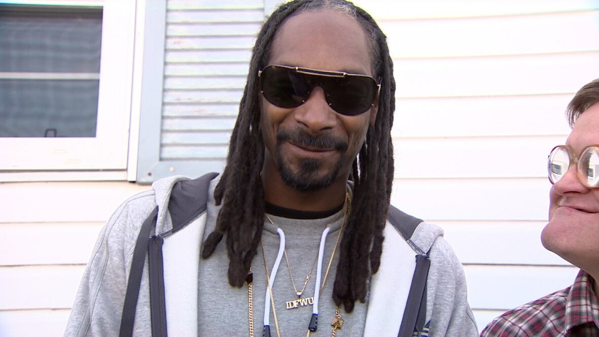 Snoop Dogg's sexist comments about camerawoman 'creepy and awkward' | CBC  News