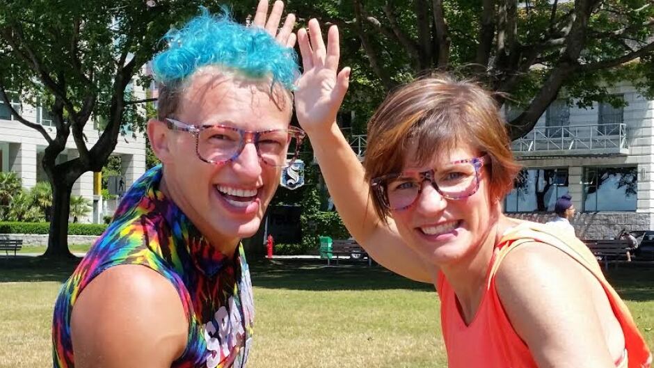 Is it possible to have happiness by design? Our producer Liz Hoath attempts to find the answer with Spandy Andy, who describes his work as spreading happiness in public.