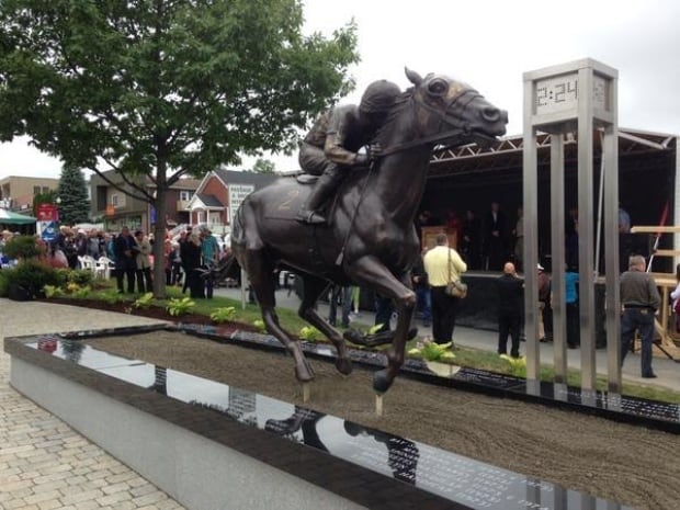 hi-secretariat-statue