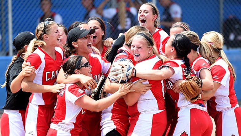 Canadian Women Upset U S For Softball Gold Cbc Sports