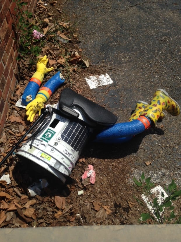Hitchbot lies broken