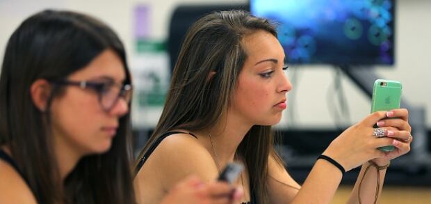Classroom cellphone distraction for students
