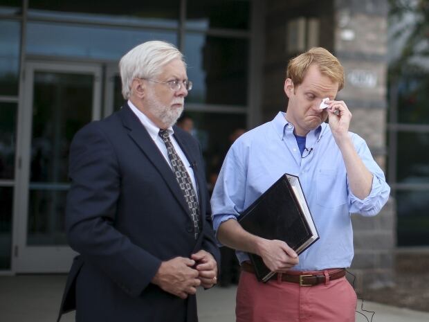 https://i.cbc.ca/1.3207827.1440863294!/fileImage/httpImage/image.jpg_gen/derivatives/4x3_620/wip-virginia-shooting-chris-hurst-alison-parker-boyfriend-speaks-aug-27.jpg