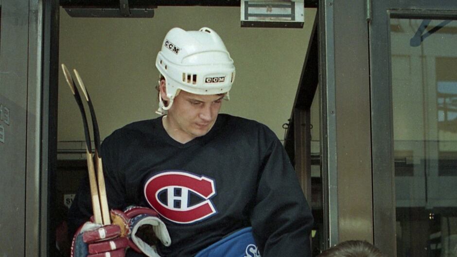 Montreal Canadiens' Todd Ewen signs an autograph for a fan at the Forum in Montreal, May 27, 1993. THE CANADIAN PRESS/Ryan Remiorz