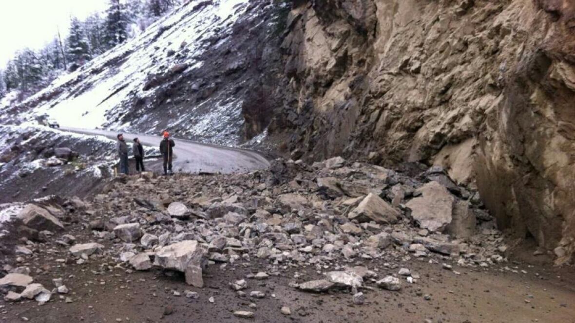 Traffic back moving on Highway 40 after Lillooet B.C. rock slide