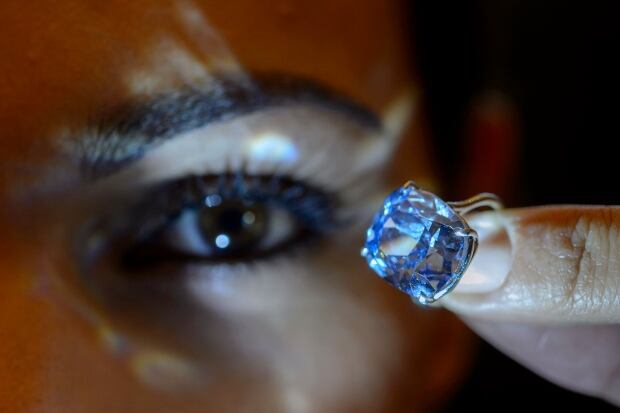 SWITZERLAND AUCTION SOTHEBYS BLUE MOON DIAMOND 2015
