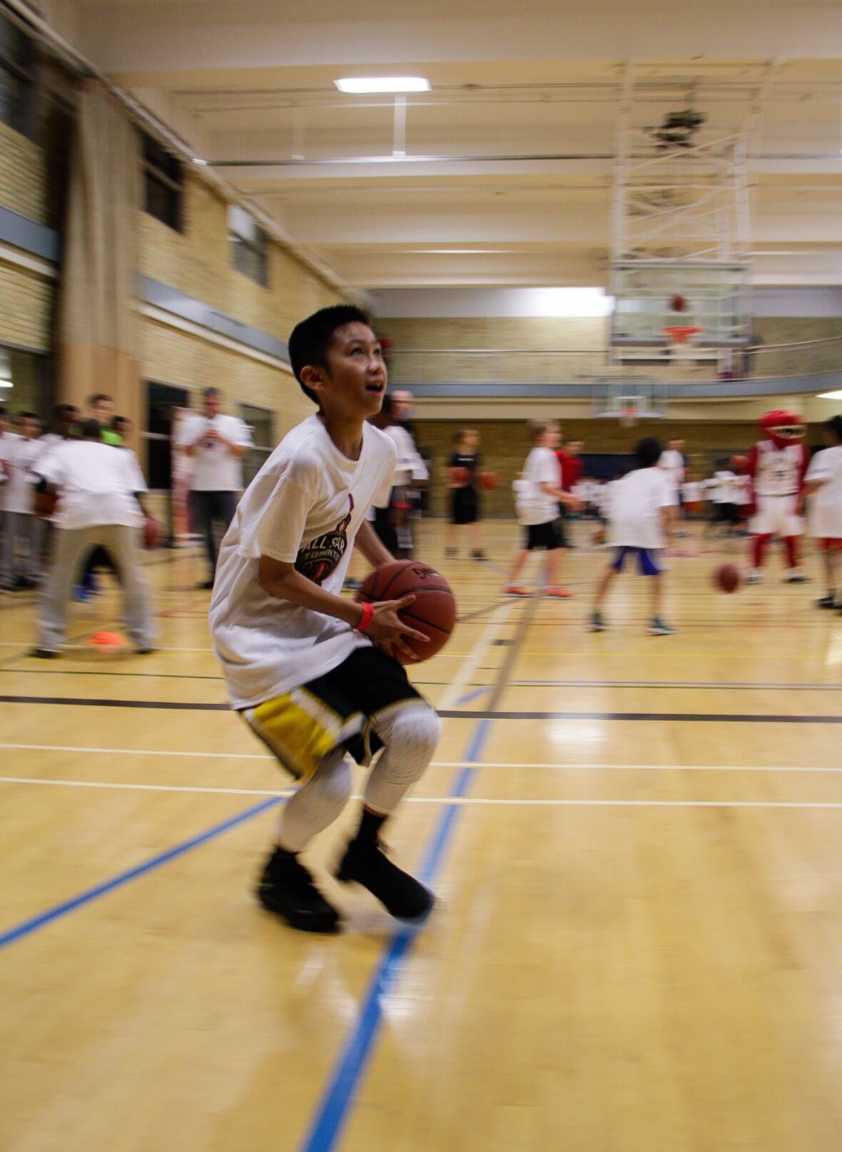 Muggsy Bogues brings NBA skills to Winnipeg court CBC News