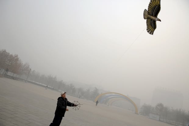Beijing bad air quality Nov 30 2015 kite flier
