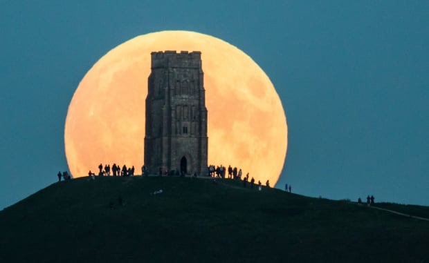 2015 photos of the year Supermoon Sept 27 Glastonbury